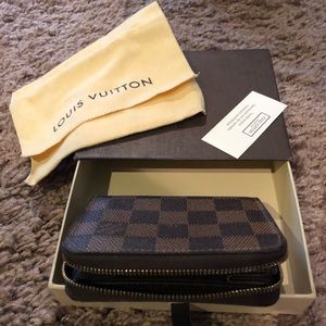 100% authentic Louis Vuitton Zippy Wallet Damier